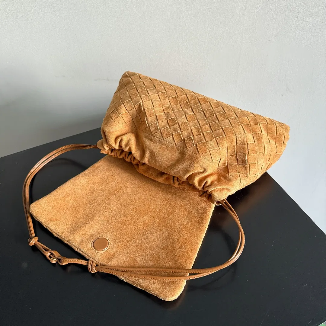 Batch 1720 Bottega Veneta Dustbag Giorno woven suede handbag ✨It is not deliberately eye-catching by exaggeration, but it is an existence that makes people unable to help but take a second look when you walk by! This Intrecciato woven suede flip dustbag is somewhere between soft and cool, it looks just right ~ matte texture + woven layers, feels very comfortable to the touch, and looks clean, luxurious and relaxed. Braided suede weave + drawstring closure, full of retro feel~ The loop design can be carried on the shoulder, hand-held or cross-body is fashionable. It can be worn directly on the body without having to worry about matching~ It is responsible for the texture of autumn and winter wear! Style number: 857657 Size: 33*19*8cm
